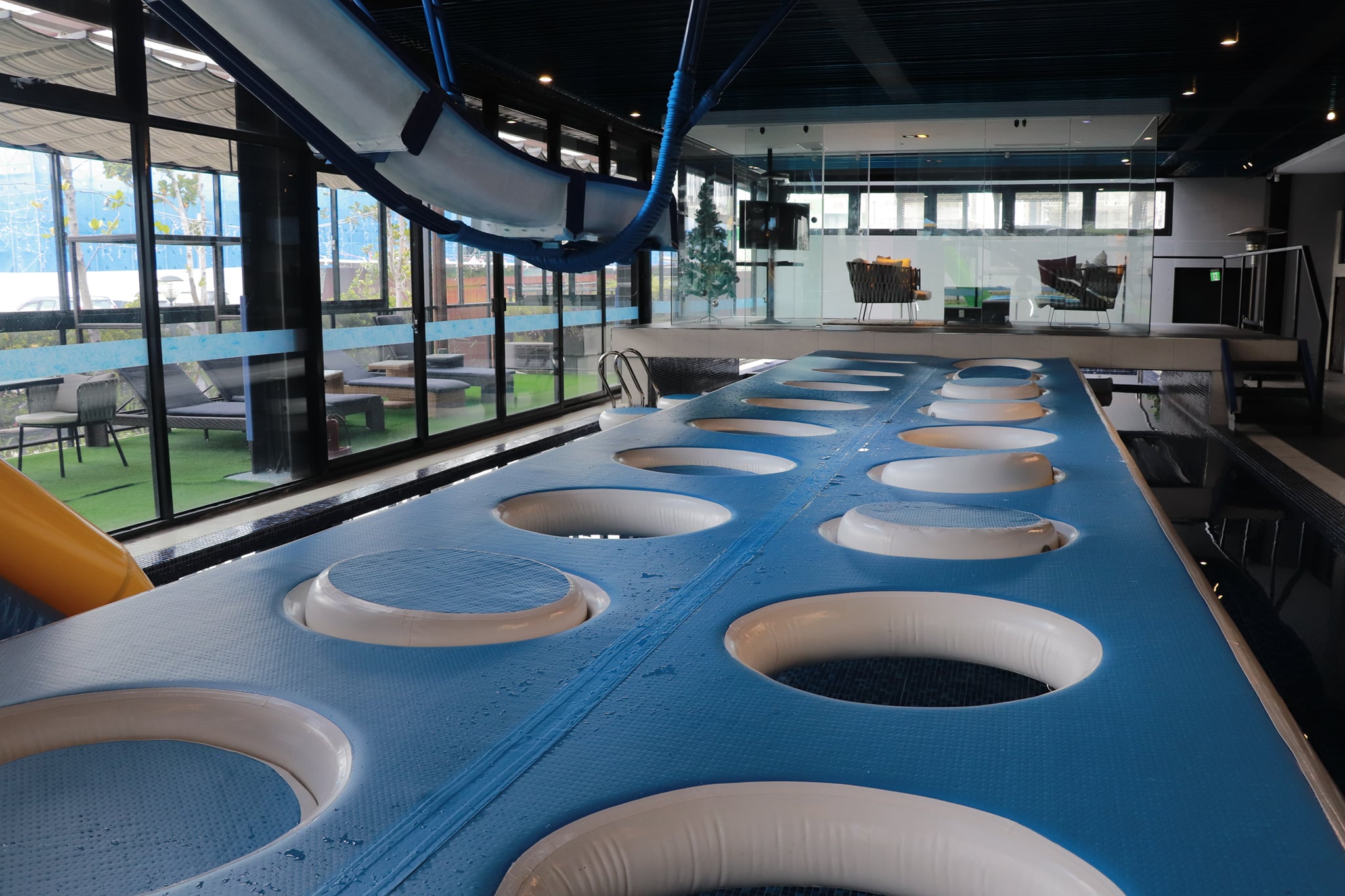 2023 室內玩極限運動好涼快呀！浪漫冰上樂園、霓虹燈衝浪、21米深自由潛水