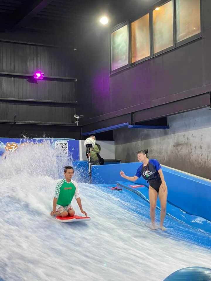 2023 室內玩極限運動好涼快呀！浪漫冰上樂園、霓虹燈衝浪、21米深自由潛水