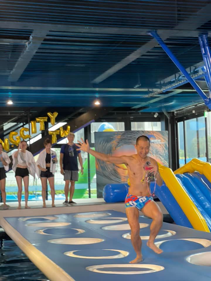 2023 室內玩極限運動好涼快呀！浪漫冰上樂園、霓虹燈衝浪、21米深自由潛水