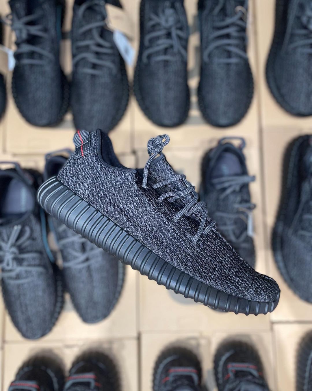 久候多時！YEEZY BOOST 350 “Pirate Black” 最新諜照流出，預計明年回歸上架！