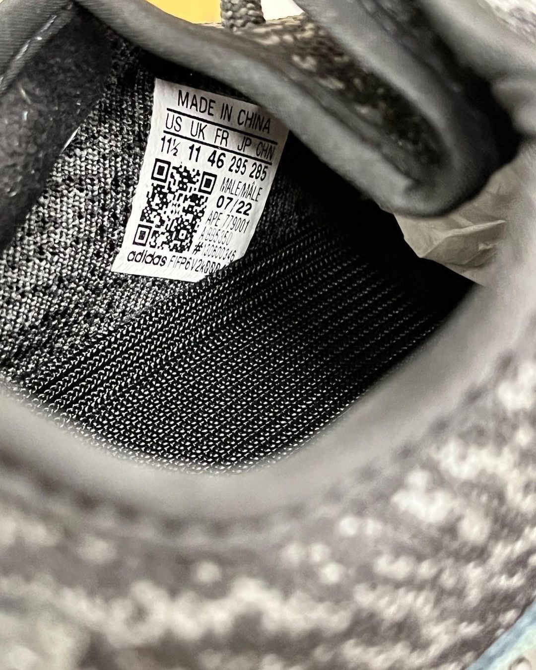 久候多時！YEEZY BOOST 350 “Pirate Black” 最新諜照流出，預計明年回歸上架！