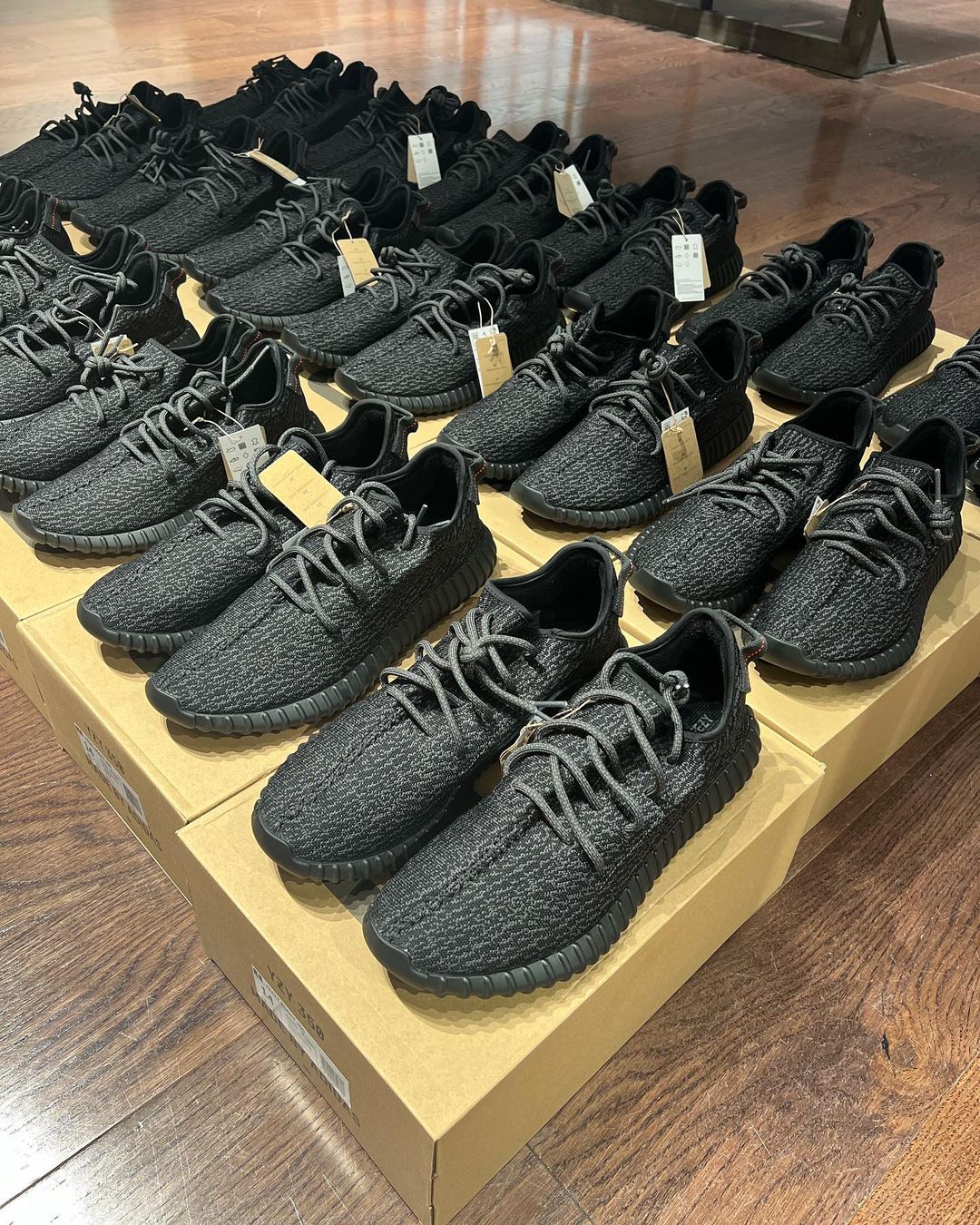 久候多時！YEEZY BOOST 350 “Pirate Black” 最新諜照流出，預計明年回歸上架！