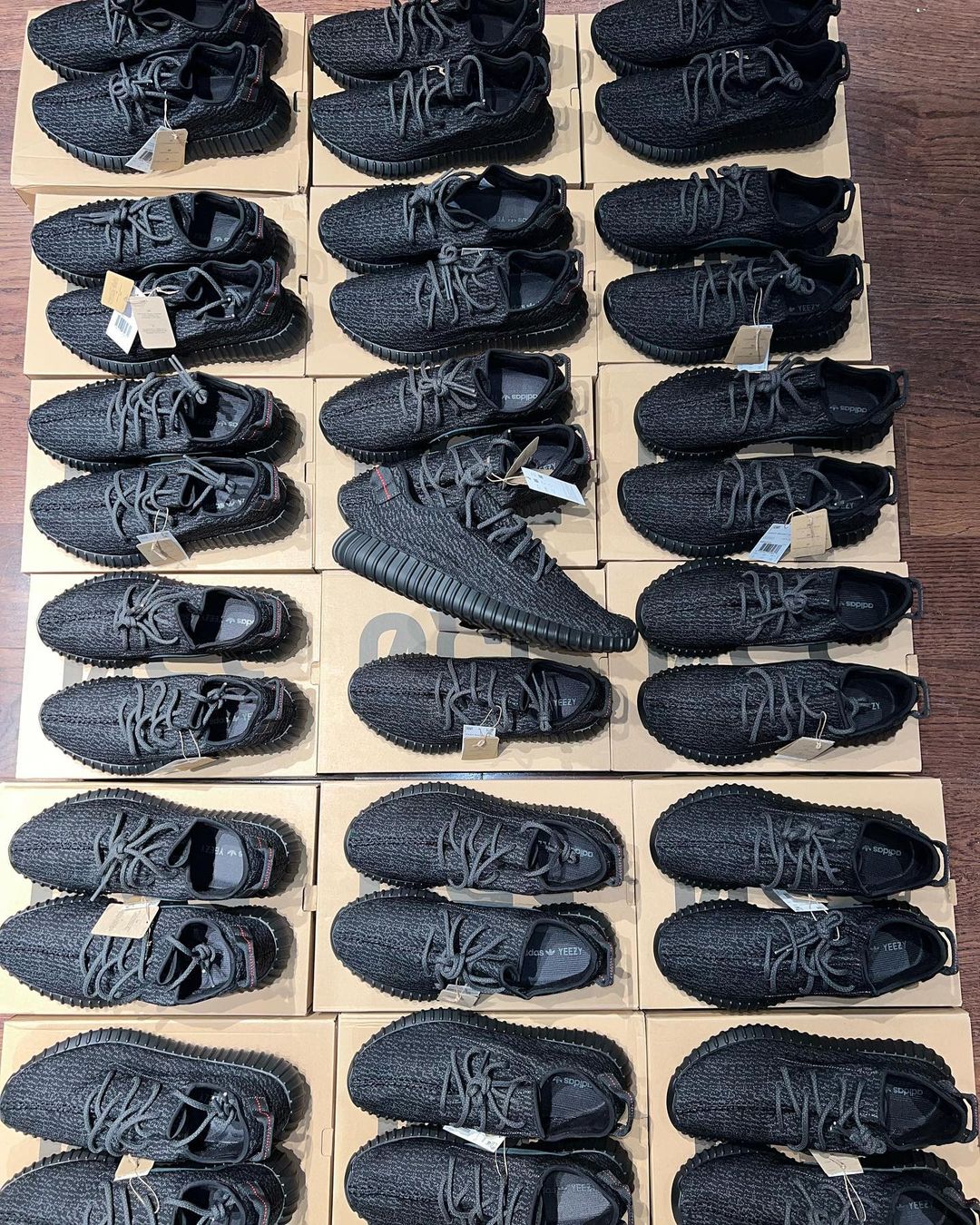久候多時！YEEZY BOOST 350 “Pirate Black” 最新諜照流出，預計明年回歸上架！