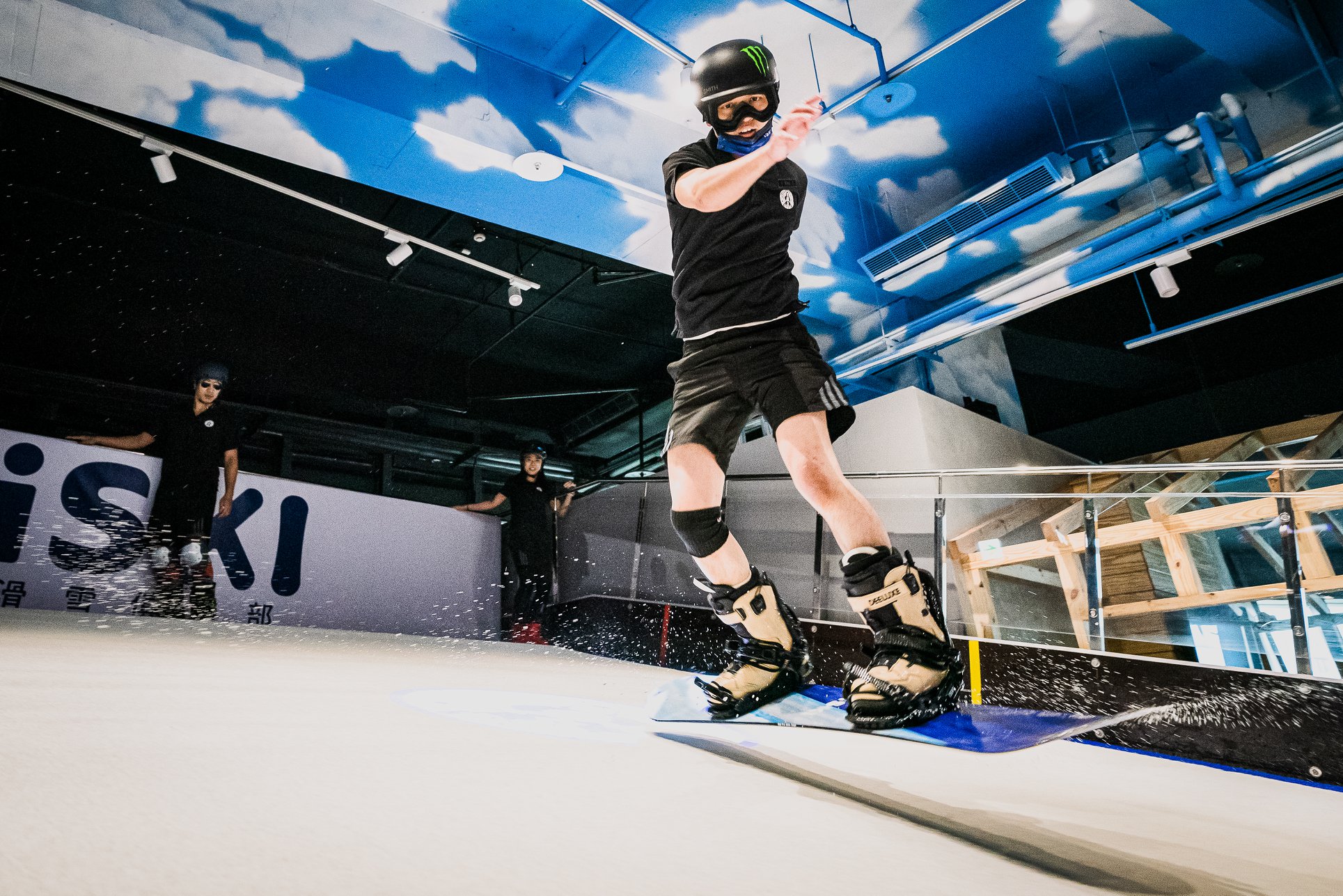 2023 室內玩極限運動好涼快呀！浪漫冰上樂園、霓虹燈衝浪、21米深自由潛水