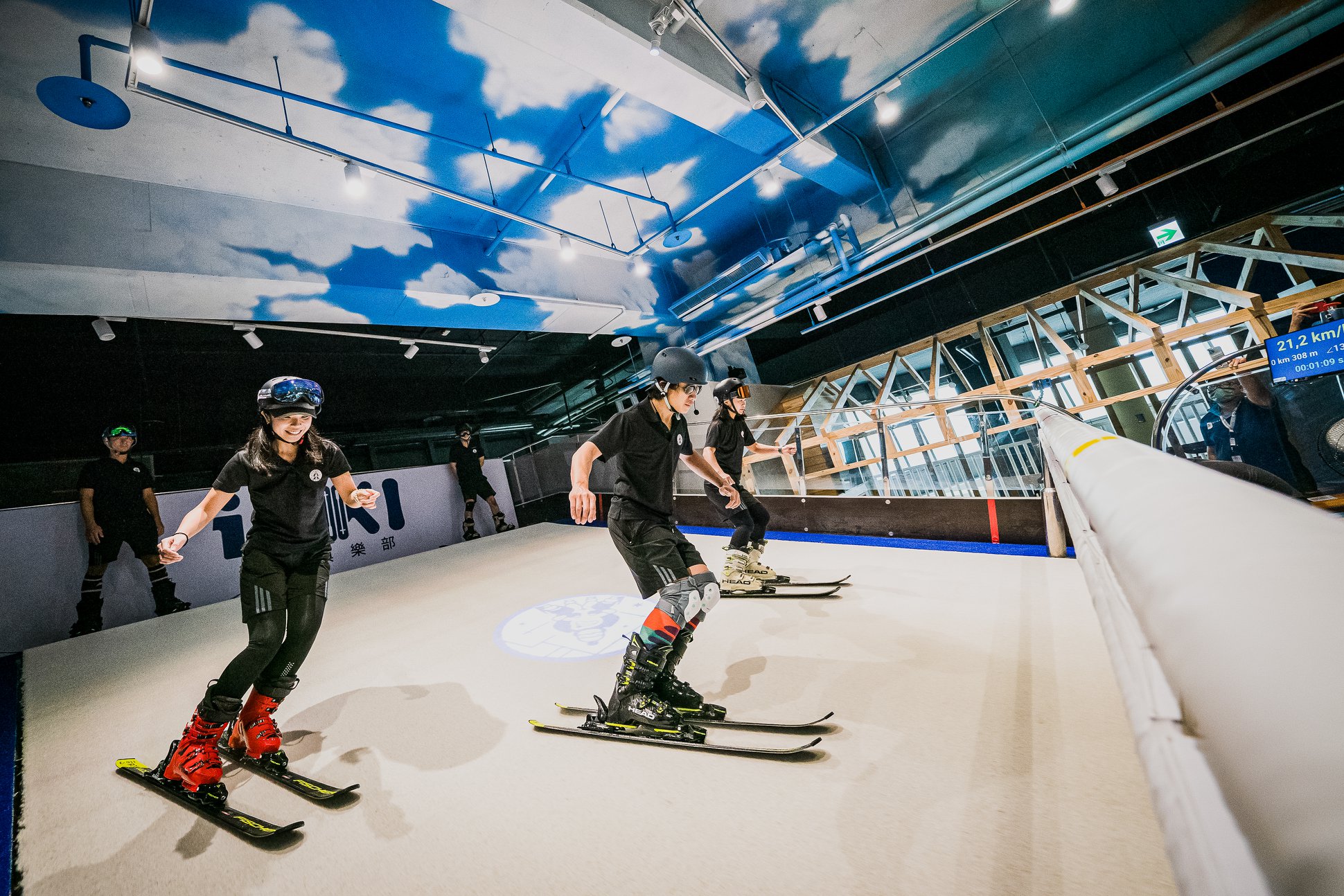 2023 室內玩極限運動好涼快呀！浪漫冰上樂園、霓虹燈衝浪、21米深自由潛水