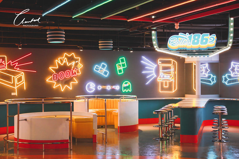 2023 室內玩極限運動好涼快呀！浪漫冰上樂園、霓虹燈衝浪、21米深自由潛水