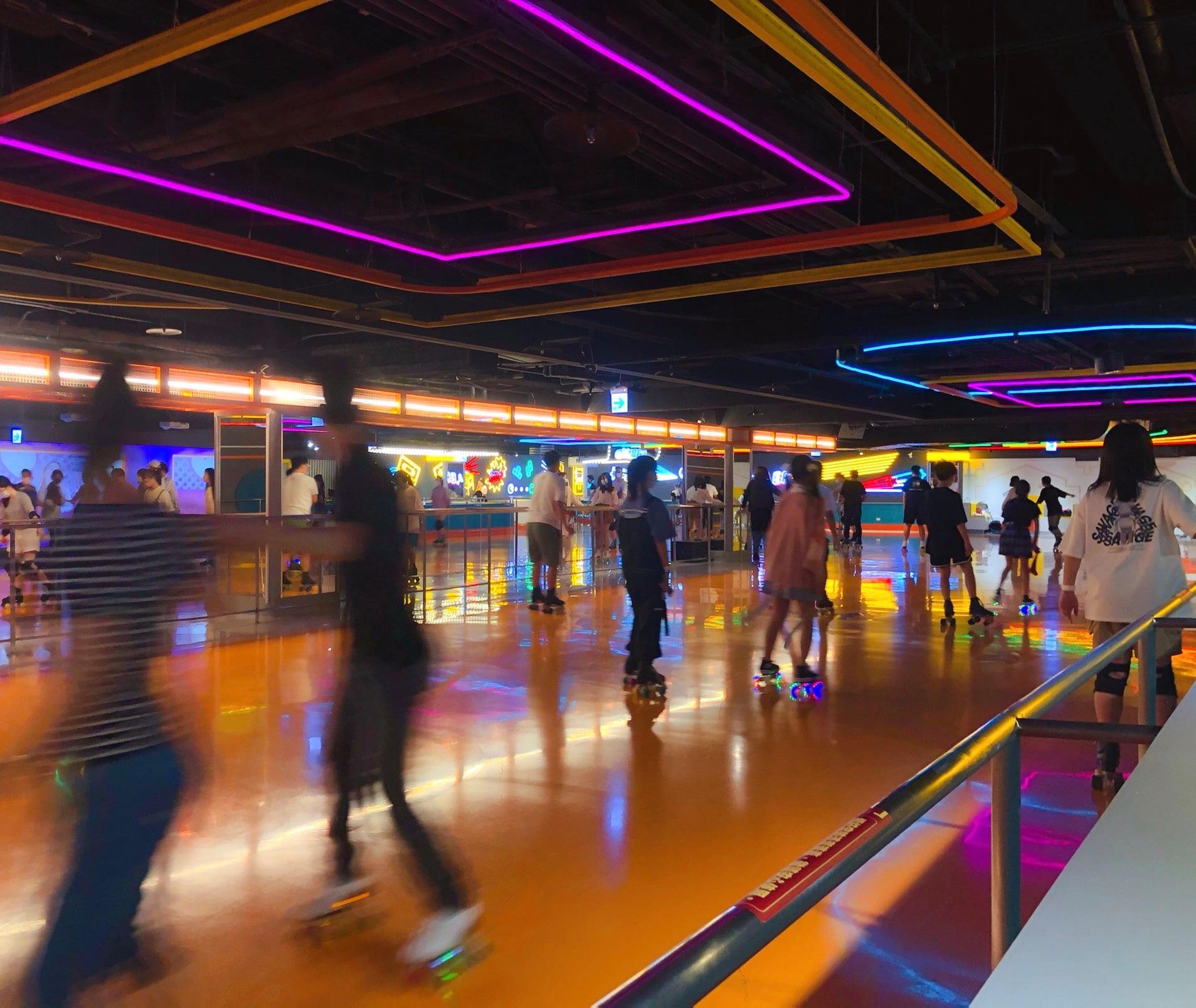 2023 室內玩極限運動好涼快呀！浪漫冰上樂園、霓虹燈衝浪、21米深自由潛水