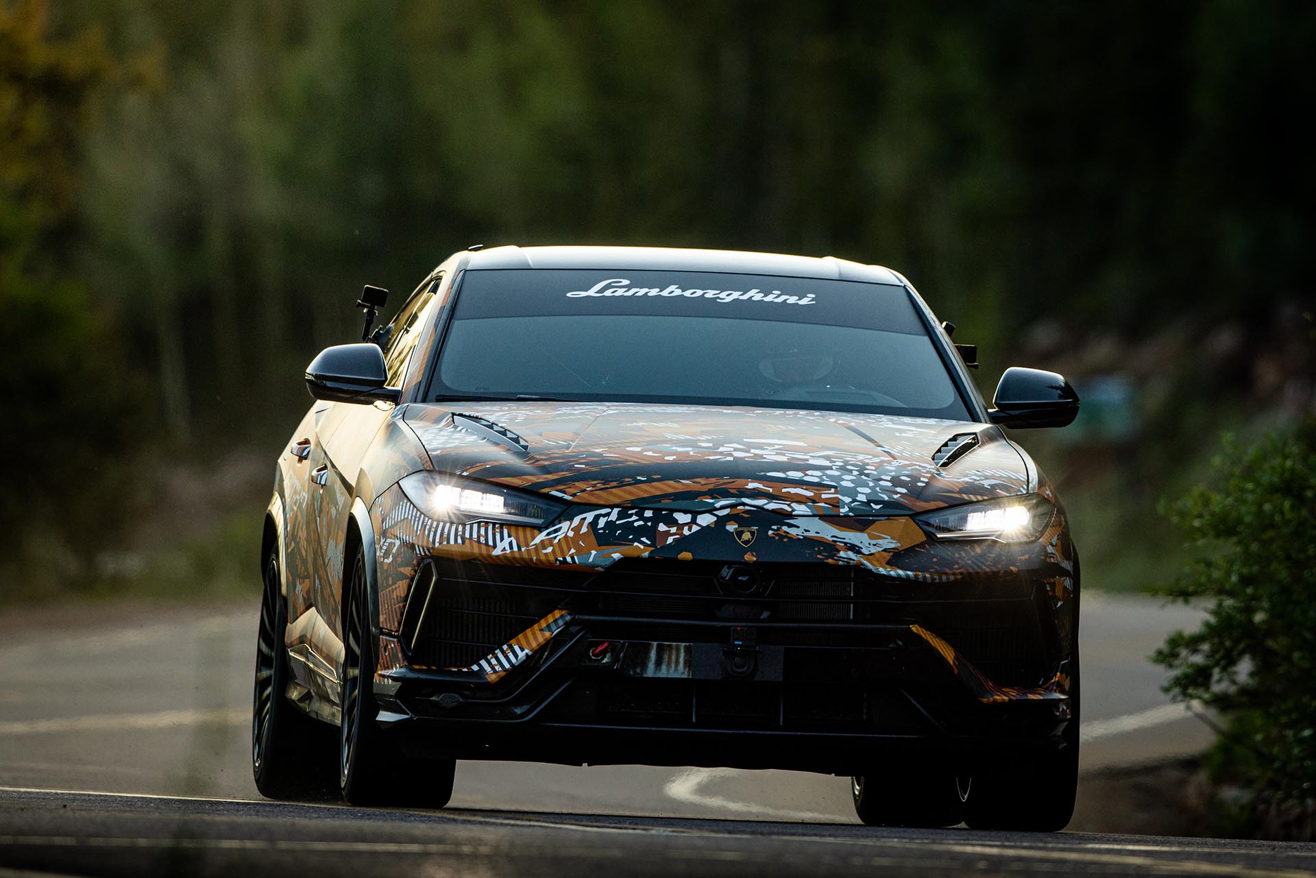 賣啥藥？Lamborghini 謎之 Urus 打破 Pikes Peak 登頂紀錄，看來將有新車登場了！