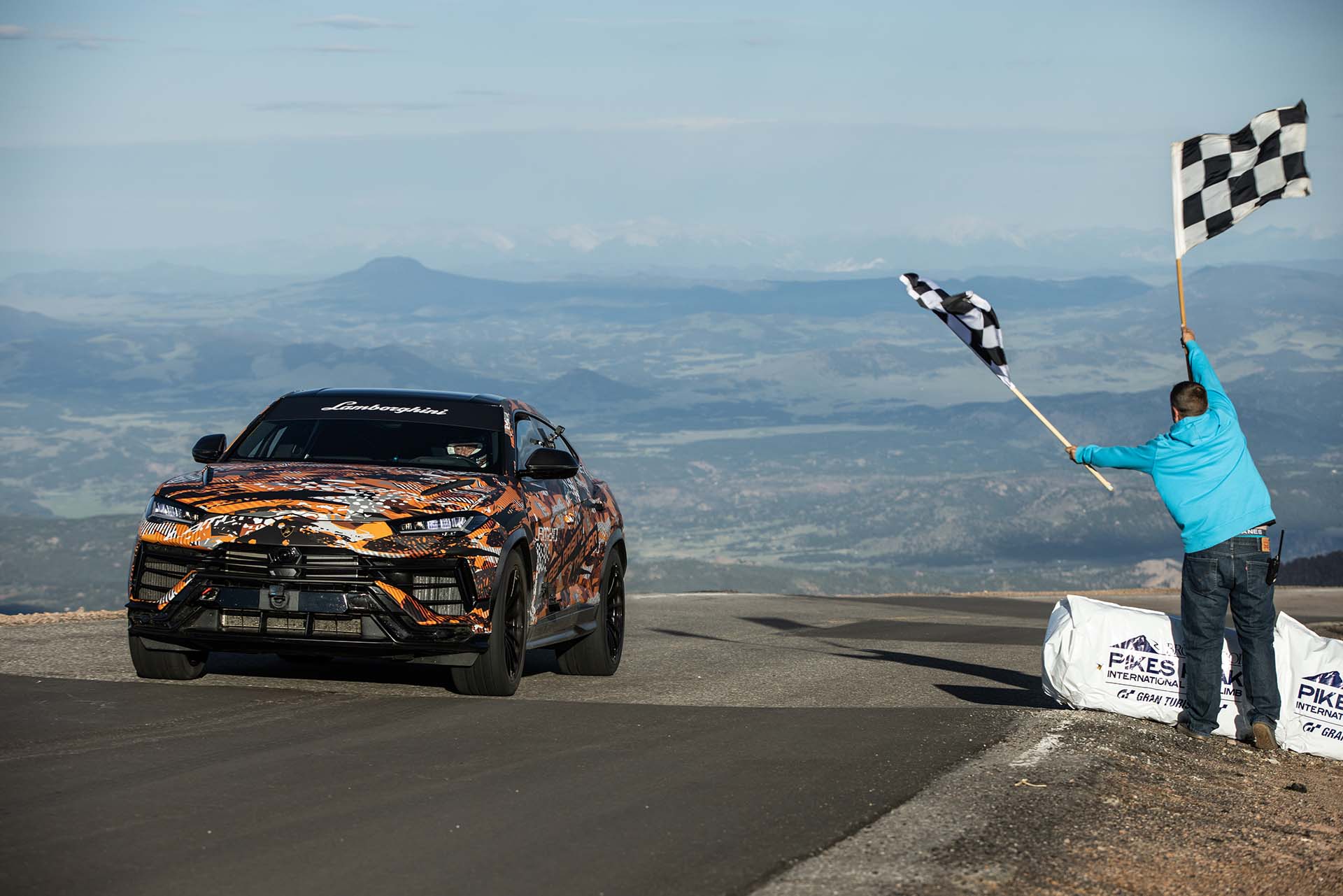 賣啥藥？Lamborghini 謎之 Urus 打破 Pikes Peak 登頂紀錄，看來將有新車登場了！