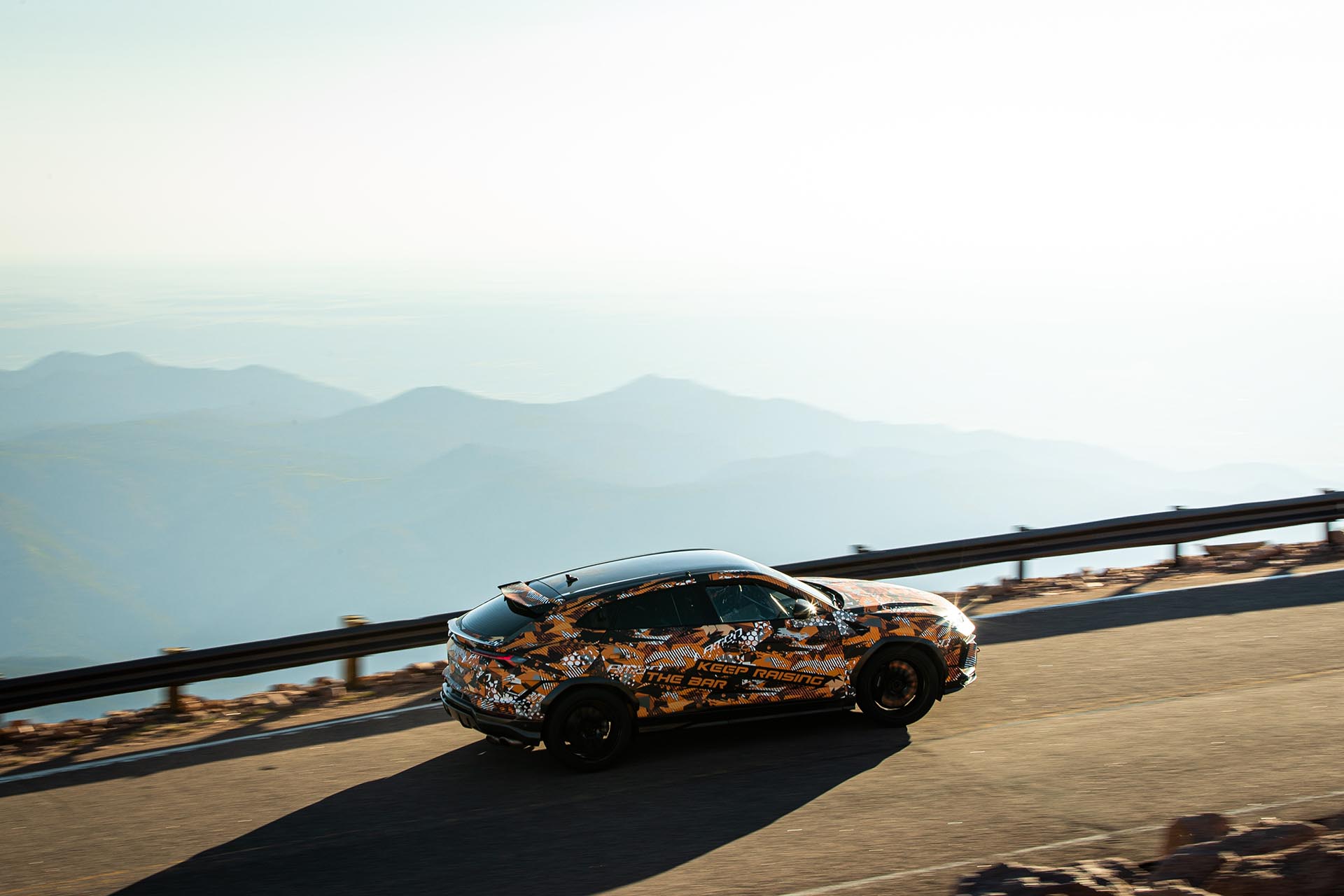 賣啥藥？Lamborghini 謎之 Urus 打破 Pikes Peak 登頂紀錄，看來將有新車登場了！