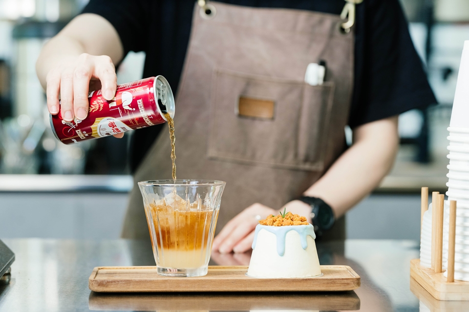 「夢想上路特約店」新竹日遲咖啡將沙士融入西西里咖啡及蛋糕中，打造美味的黑松沙士套餐。