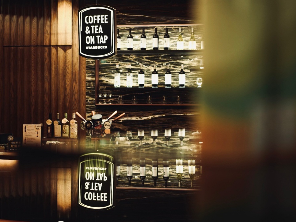 來去星巴克喝一杯！星巴克 10 間「咖啡啤酒、調酒」限定門市推薦，微醺夏日夜加碼推「買一送一」