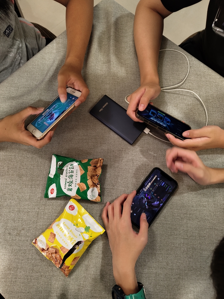話題手機 Nothing Phone (1) 開箱試玩！透明未來感機身、Glyph Interface 燈效，網：比 iPhone 炫炮