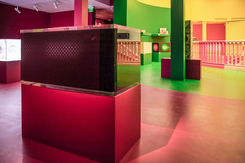 台灣藝術家周世雄赴美出席 Louis Vuitton 全球藝術展，展出作品「石油旅行箱」 驚豔好萊塢！