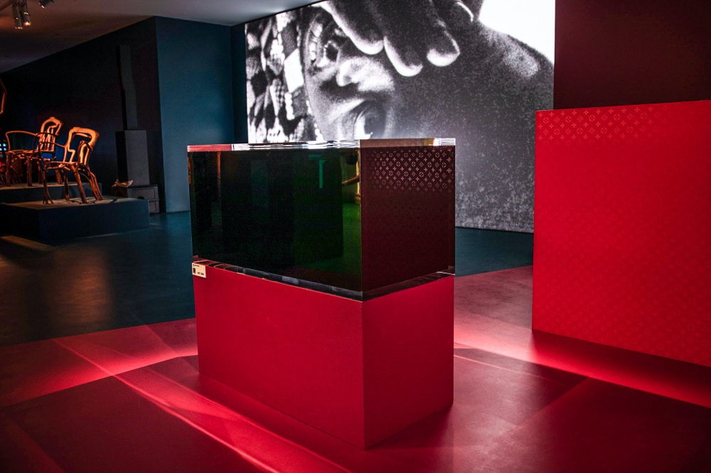 台灣藝術家周世雄赴美出席 Louis Vuitton 全球藝術展，展出作品「石油旅行箱」 驚豔好萊塢！