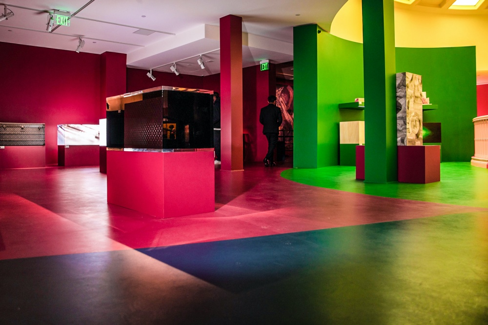 台灣藝術家周世雄赴美出席 Louis Vuitton 全球藝術展，展出作品「石油旅行箱」 驚豔好萊塢！