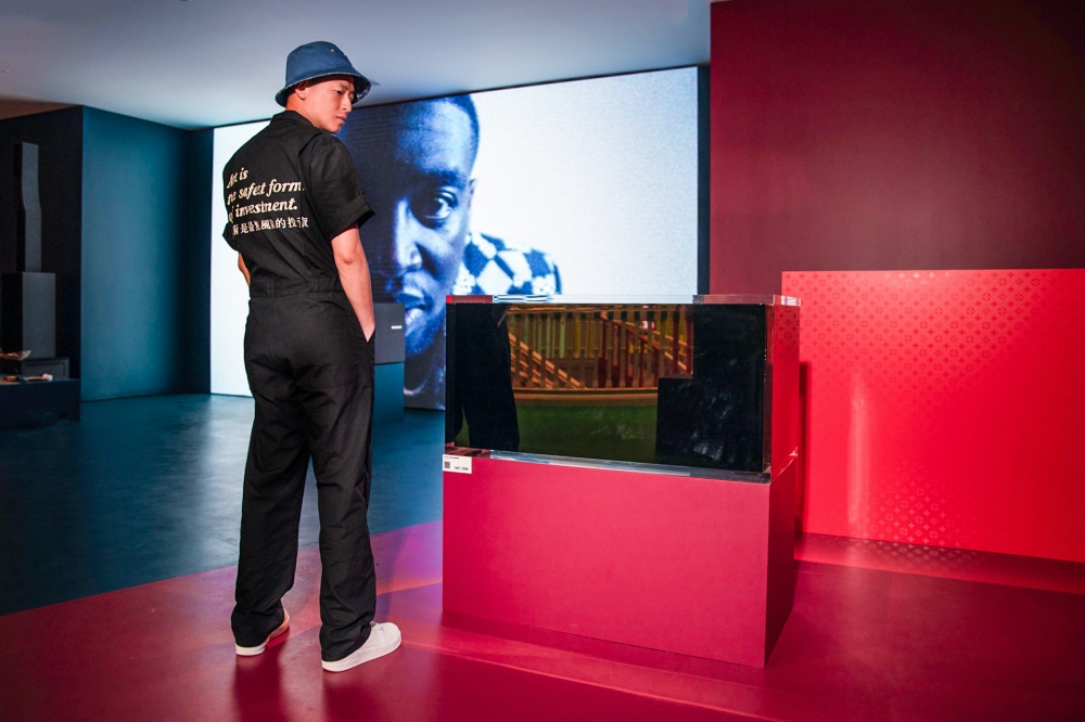 台灣藝術家周世雄赴美出席 Louis Vuitton 全球藝術展，展出作品「石油旅行箱」 驚豔好萊塢！