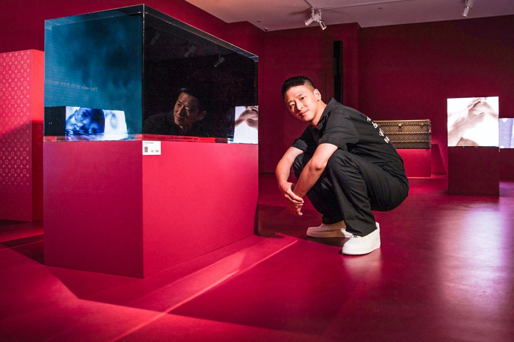 台灣藝術家周世雄赴美出席 Louis Vuitton 全球藝術展，展出作品「石油旅行箱」 驚豔好萊塢！