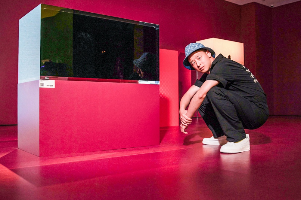 台灣藝術家周世雄赴美出席 Louis Vuitton 全球藝術展，展出作品「石油旅行箱」 驚豔好萊塢！