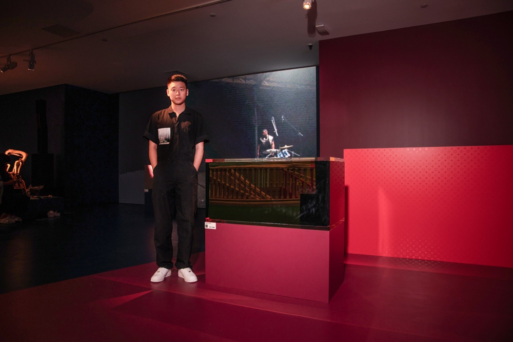 台灣藝術家周世雄赴美出席 Louis Vuitton 全球藝術展，展出作品「石油旅行箱」 驚豔好萊塢！