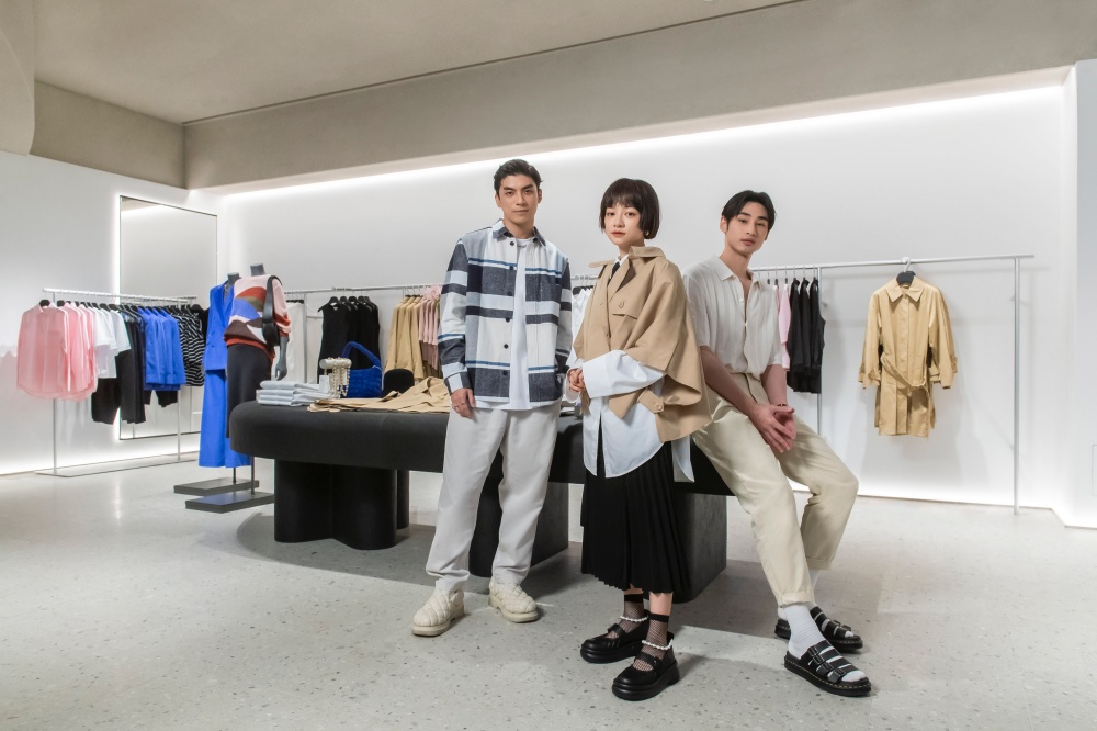 Jennie 火爆同款包包三千有找! 極簡時尚品牌 COS 全台首間實體專賣店登陸 101 !