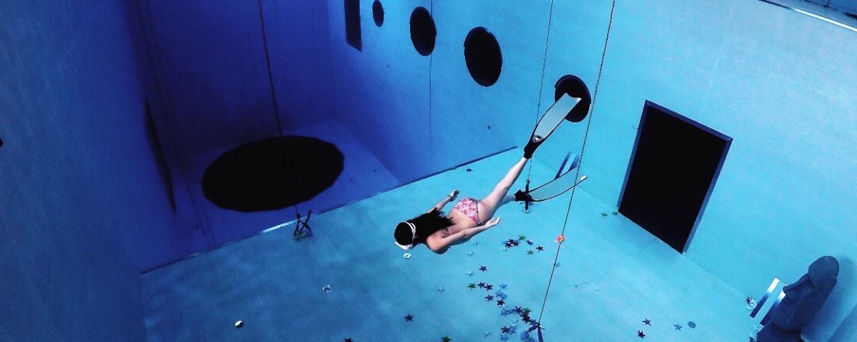 2023 室內玩極限運動好涼快呀！浪漫冰上樂園、霓虹燈衝浪、21米深自由潛水