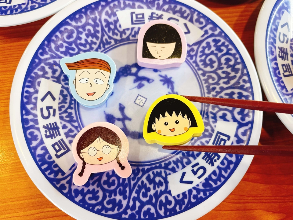 小丸子迷快衝！藏壽司 x 櫻桃小丸子深度聯手，Ｑ萌扭蛋、特色店鋪、療癒小物...一次滿足！