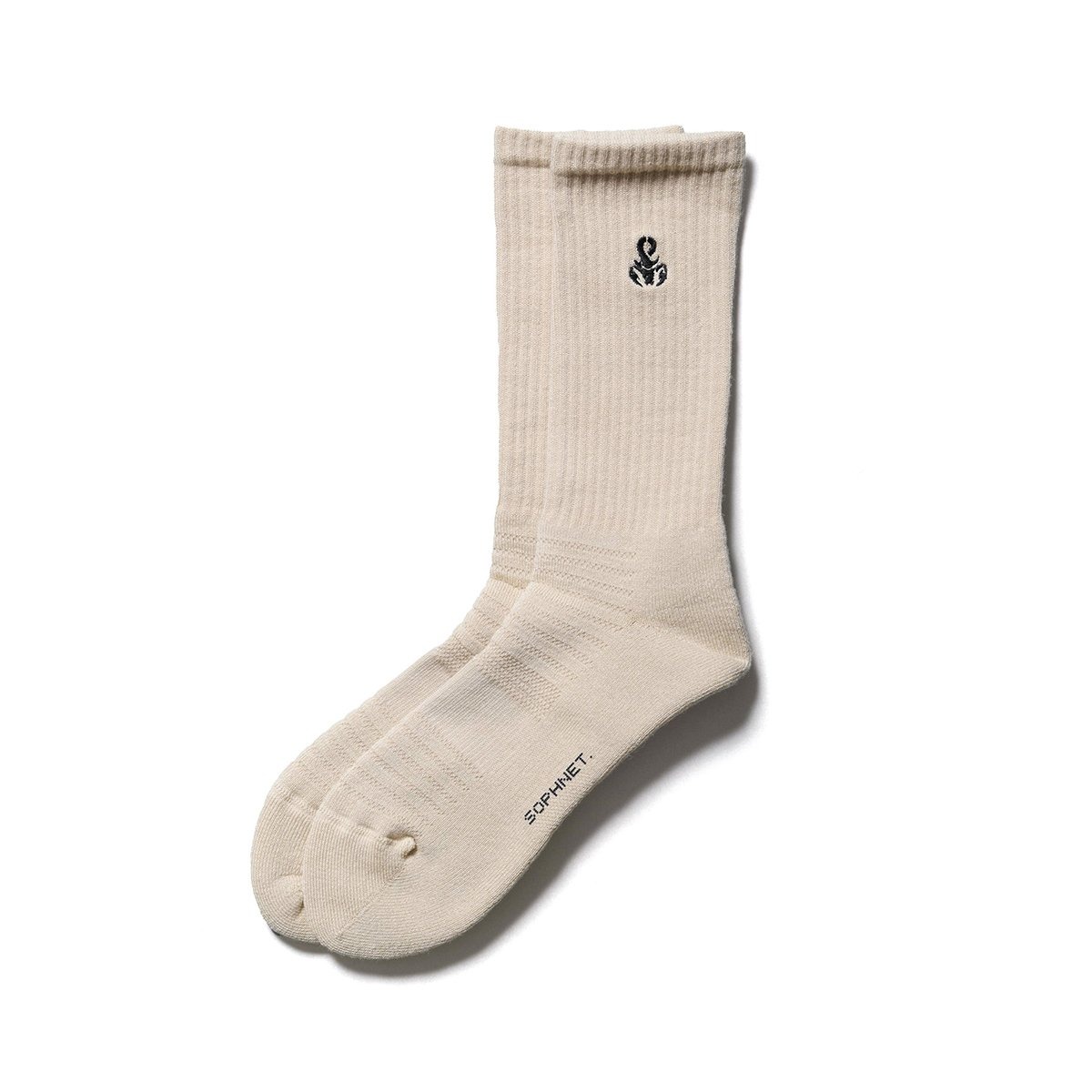 襪子也是 2022 夏季重要的穿搭利器！3 款舒適有型中筒襪推薦