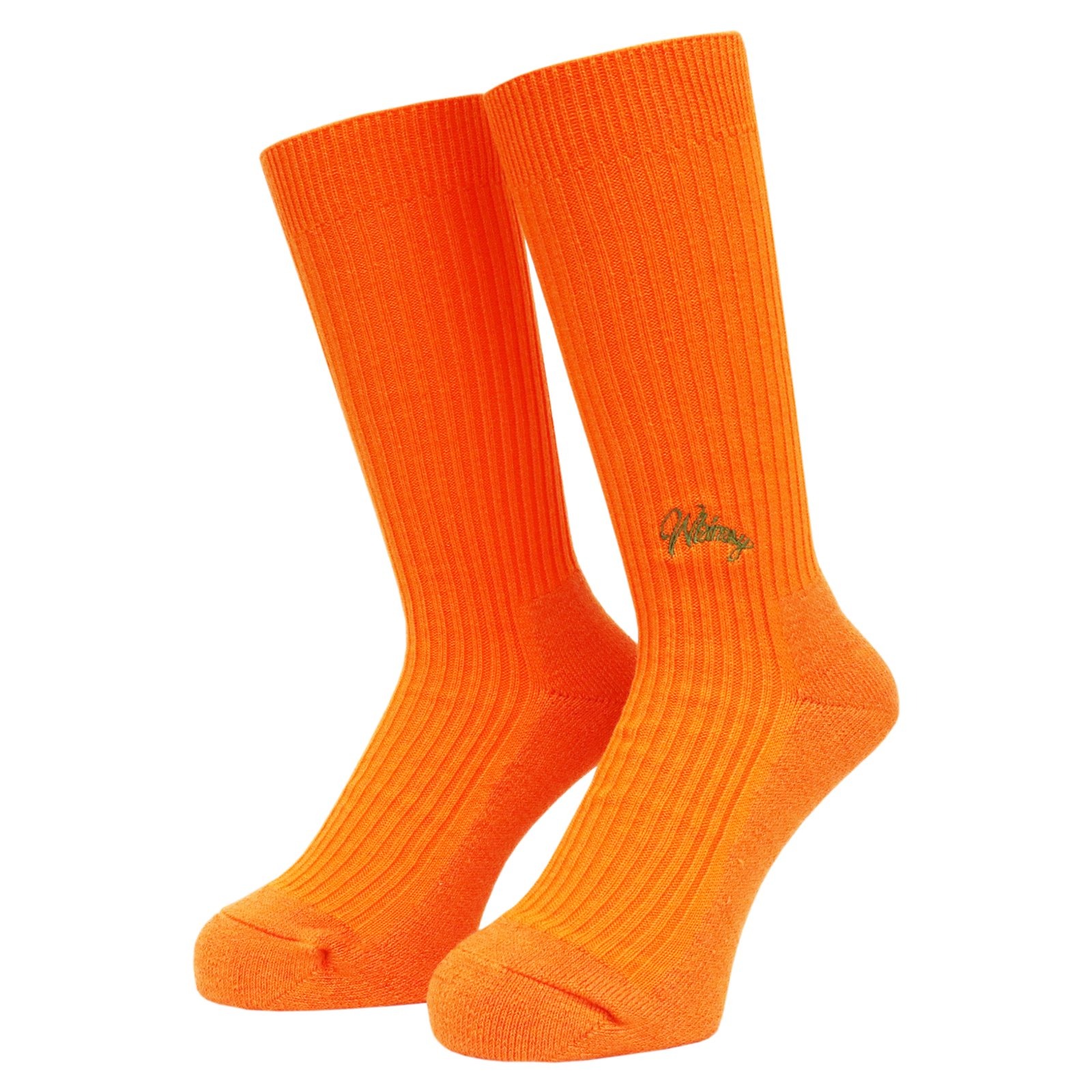 襪子也是 2022 夏季重要的穿搭利器！3 款舒適有型中筒襪推薦