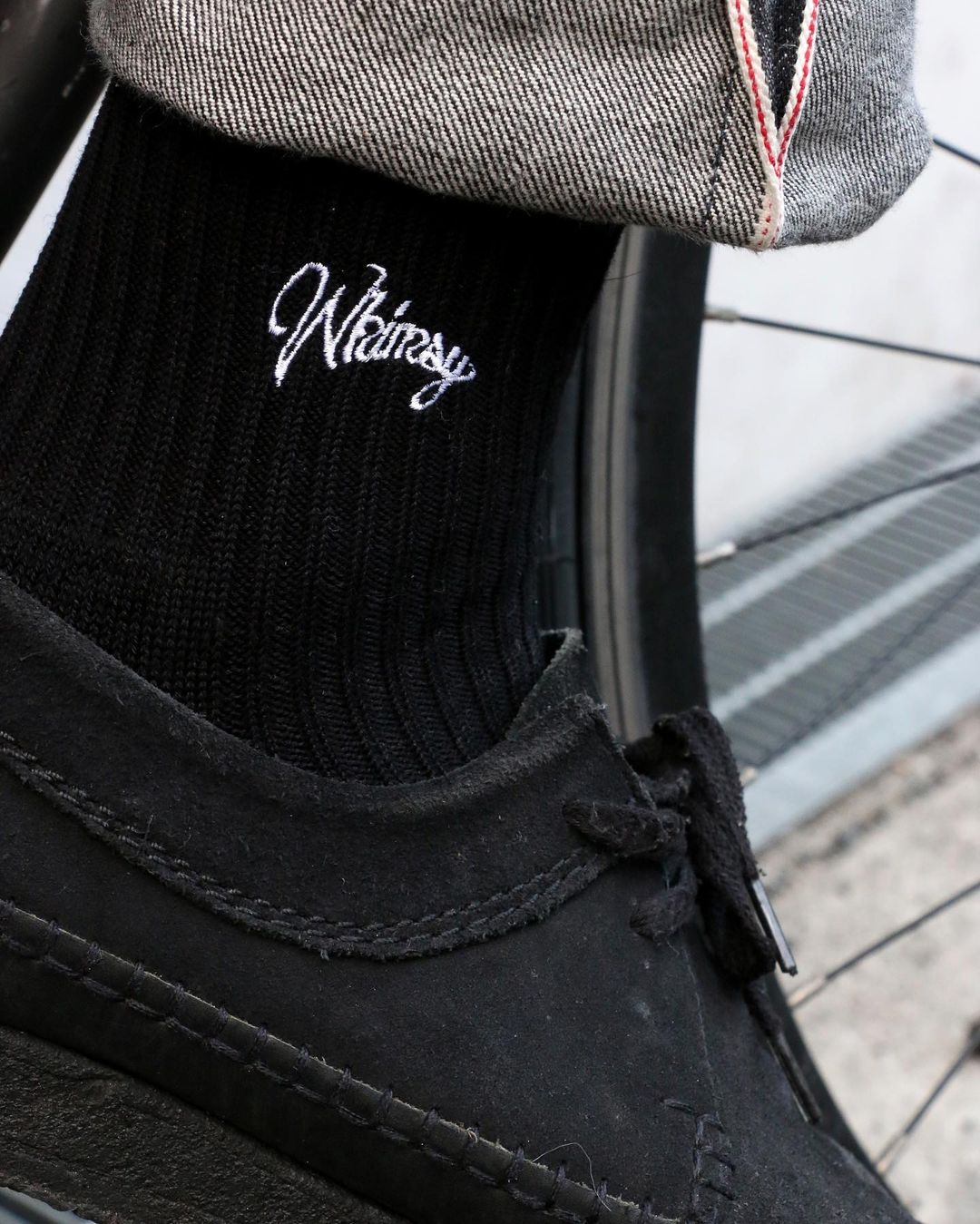 襪子也是 2022 夏季重要的穿搭利器！3 款舒適有型中筒襪推薦