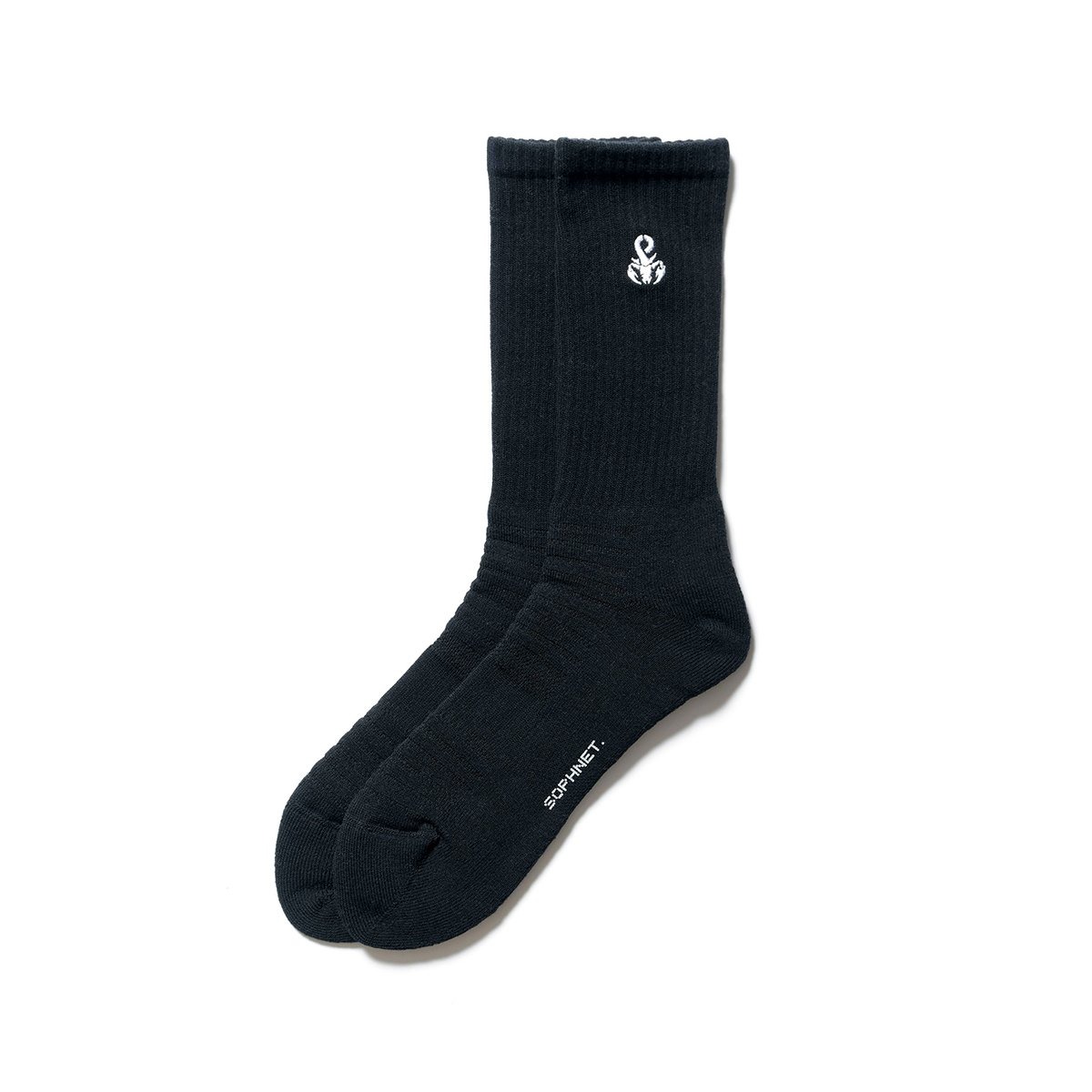 襪子也是 2022 夏季重要的穿搭利器！3 款舒適有型中筒襪推薦