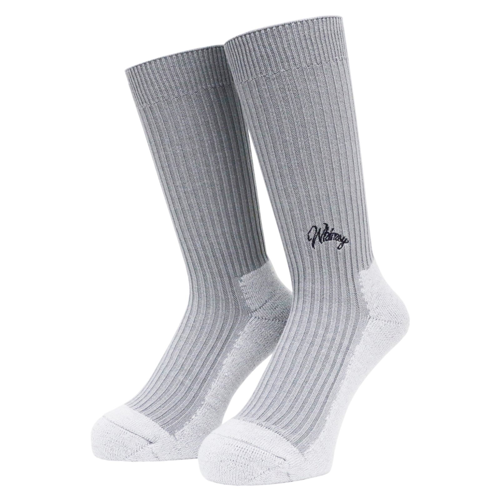 襪子也是 2022 夏季重要的穿搭利器！3 款舒適有型中筒襪推薦