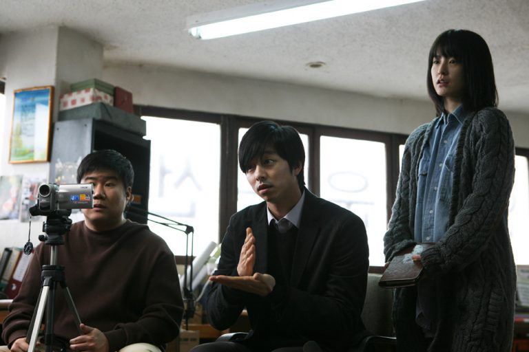 孔劉在電影《熔爐》中擔任聾啞人學校的老師。（圖：推特）