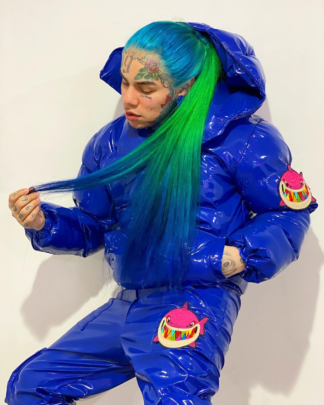 到了杜拜依舊發生衝突！6IX9INE 只因為 DJ 不播自己的音樂，就對他大打出手