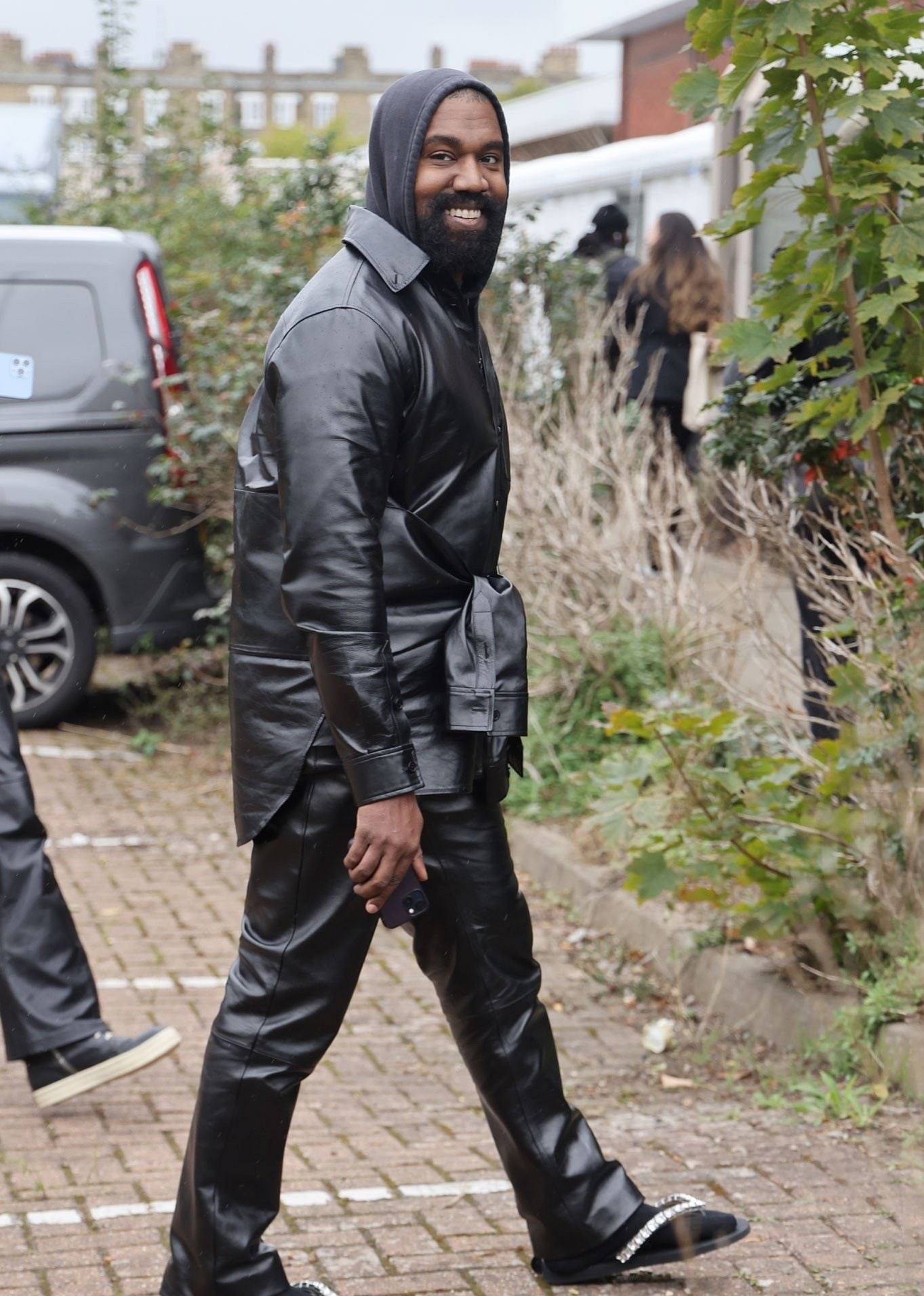 看來是我膚淺了！Kanye West 腳踩「鑲鑽夾腳拖」出席 Burberry 倫敦時裝秀，這波穿搭你有看懂？