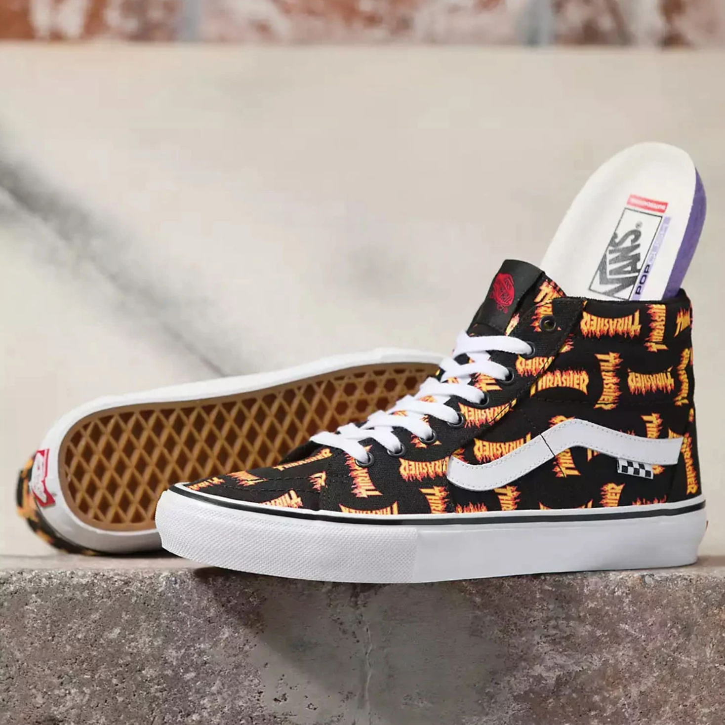 火焰基因再燃起！THRASHER x VANS 全新聯乘鞋款登場，滿版 Logo 請小心燙腳！