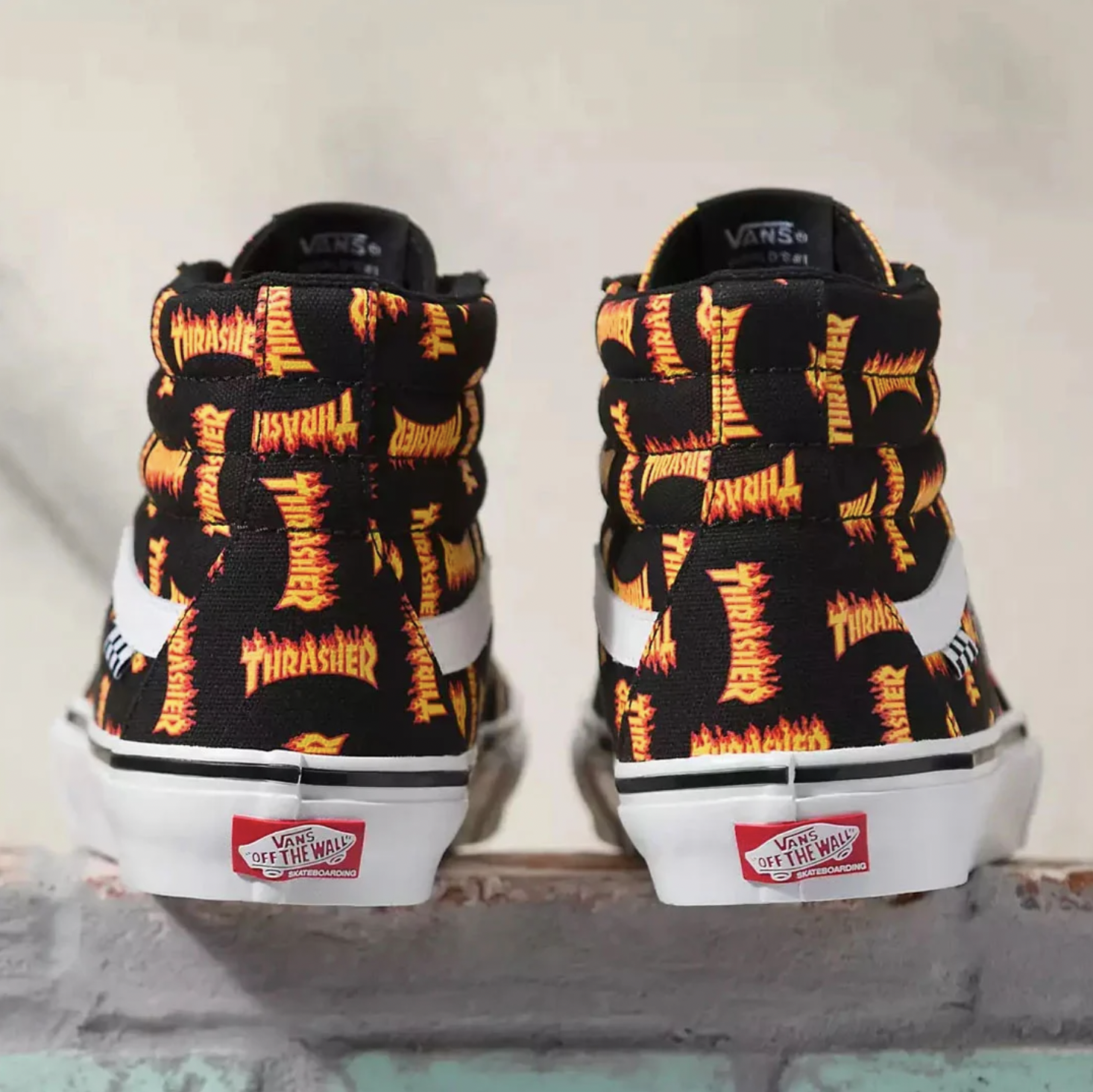 火焰基因再燃起！THRASHER x VANS 全新聯乘鞋款登場，滿版 Logo 請小心燙腳！