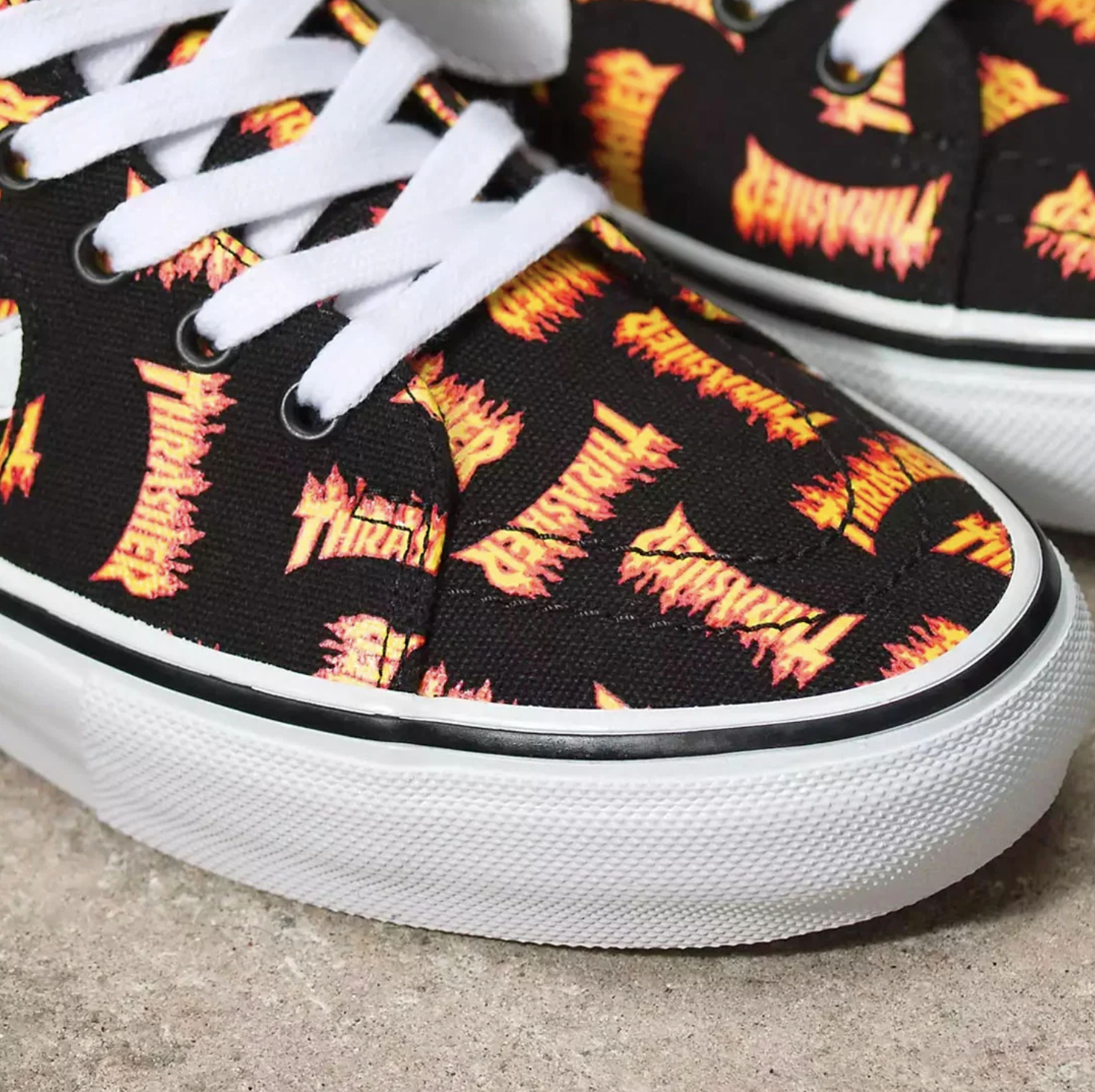 火焰基因再燃起！THRASHER x VANS 全新聯乘鞋款登場，滿版 Logo 請小心燙腳！