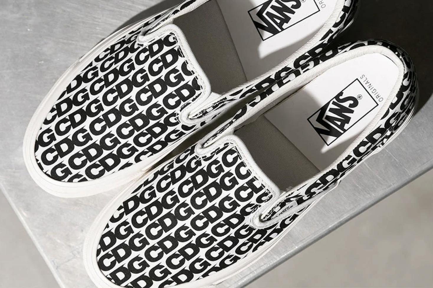 依舊經典的滿版設計！CDG x VANS 全新續作「懶人鞋」Slip On 正式登場