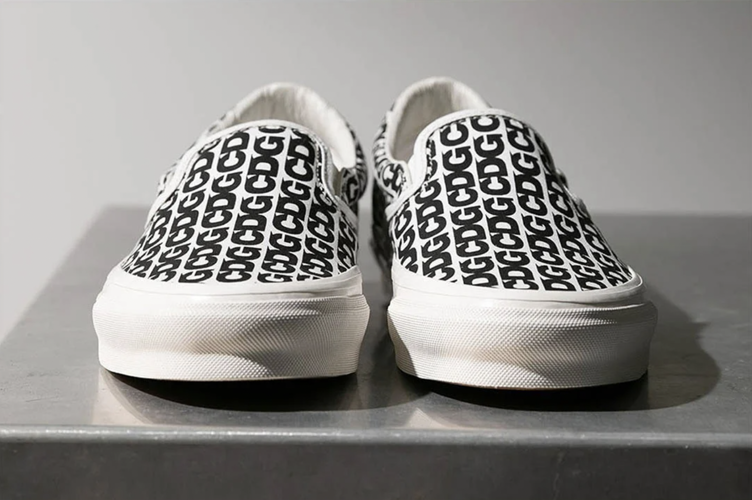 依舊經典的滿版設計！CDG x VANS 全新續作「懶人鞋」Slip On 正式登場