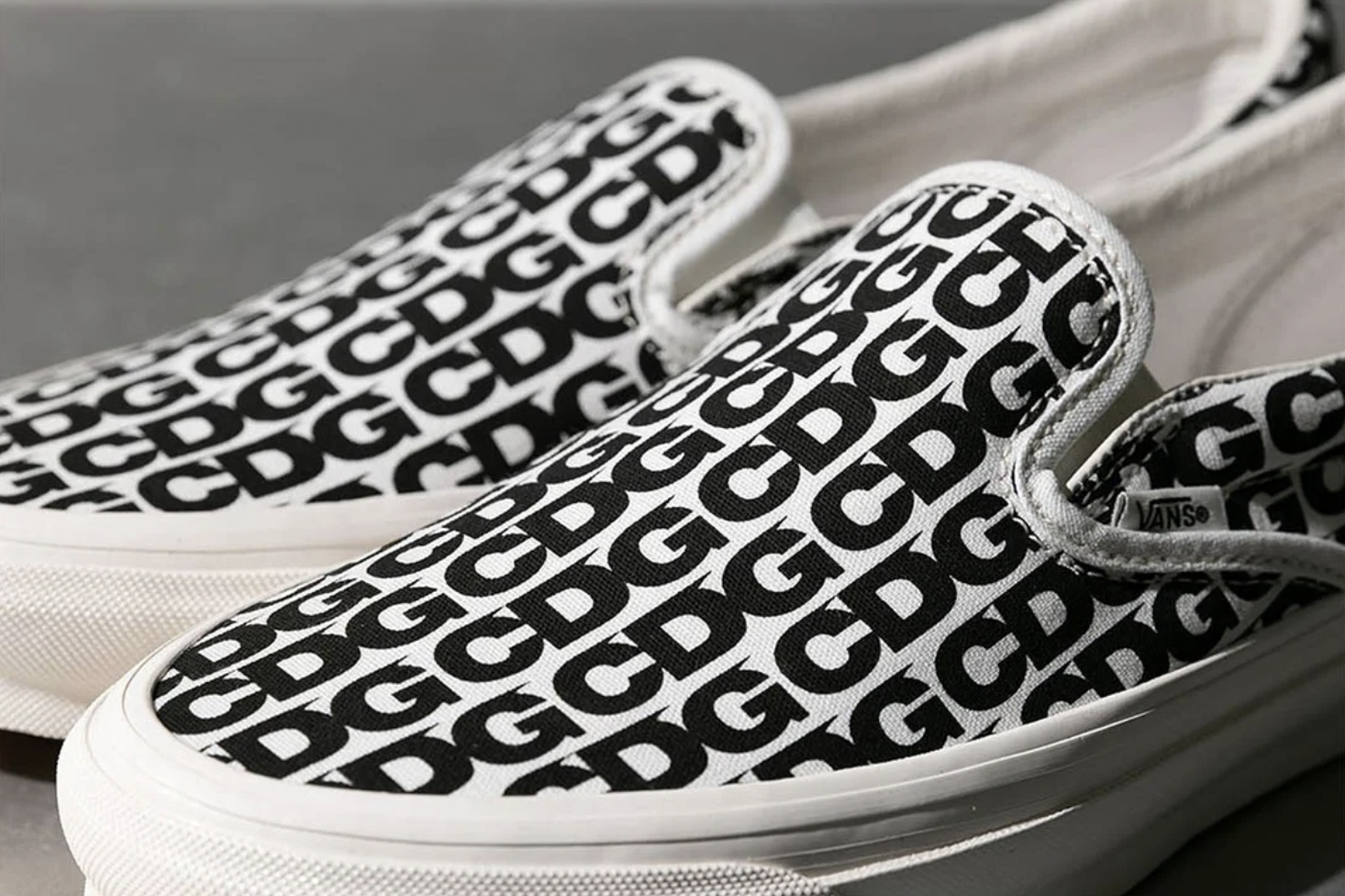 依舊經典的滿版設計！CDG x VANS 全新續作「懶人鞋」Slip On 正式登場