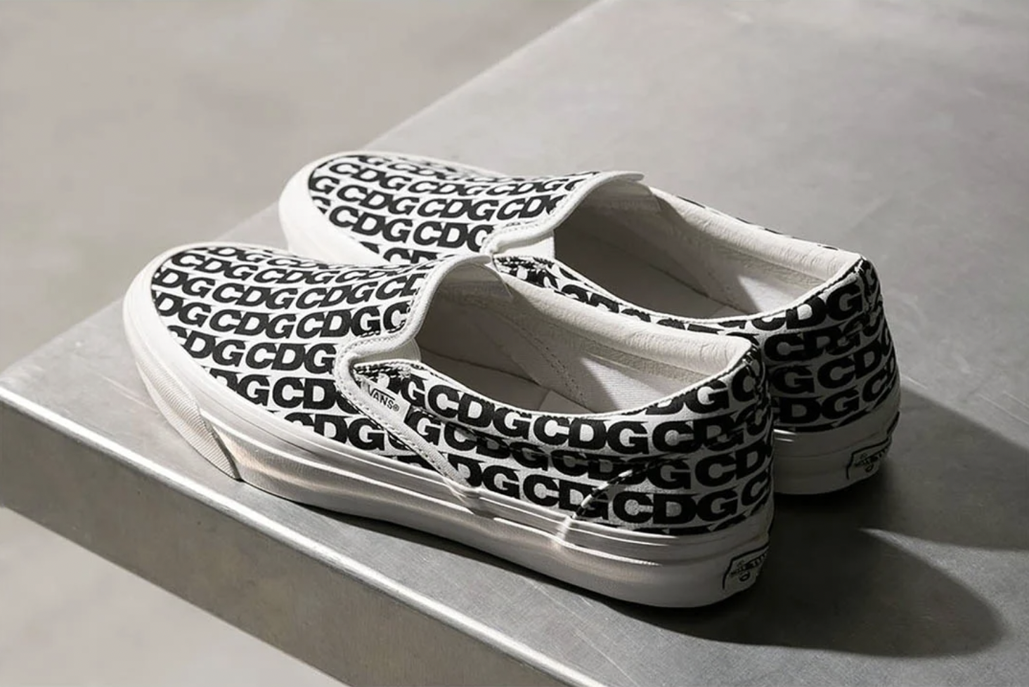 依舊經典的滿版設計！CDG x VANS 全新續作「懶人鞋」Slip On 正式登場