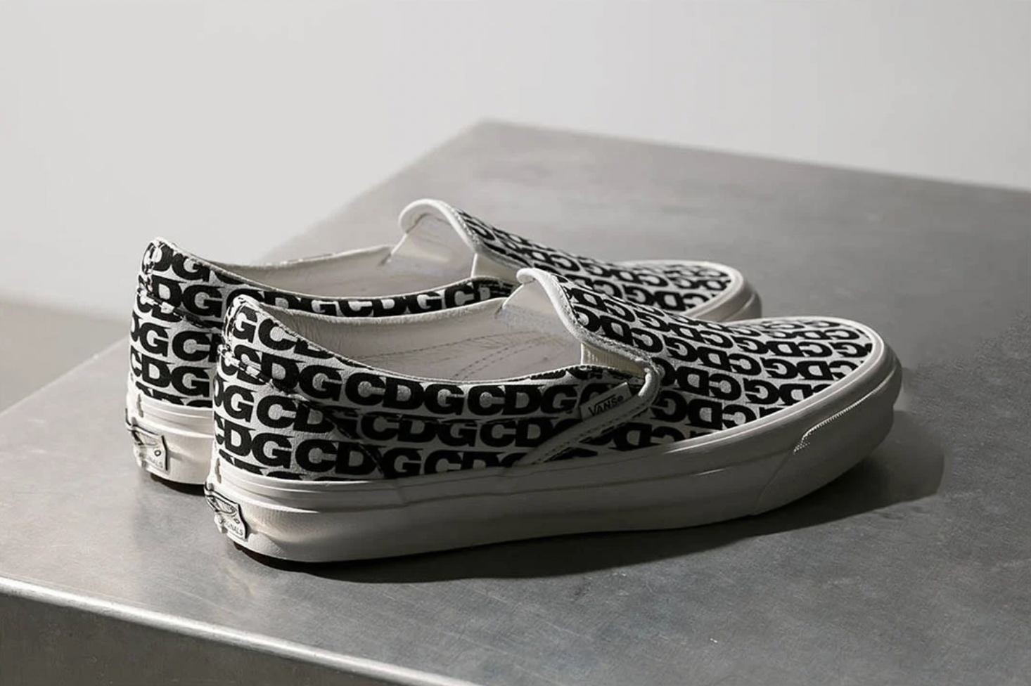 依舊經典的滿版設計！CDG x VANS 全新續作「懶人鞋」Slip On 正式登場