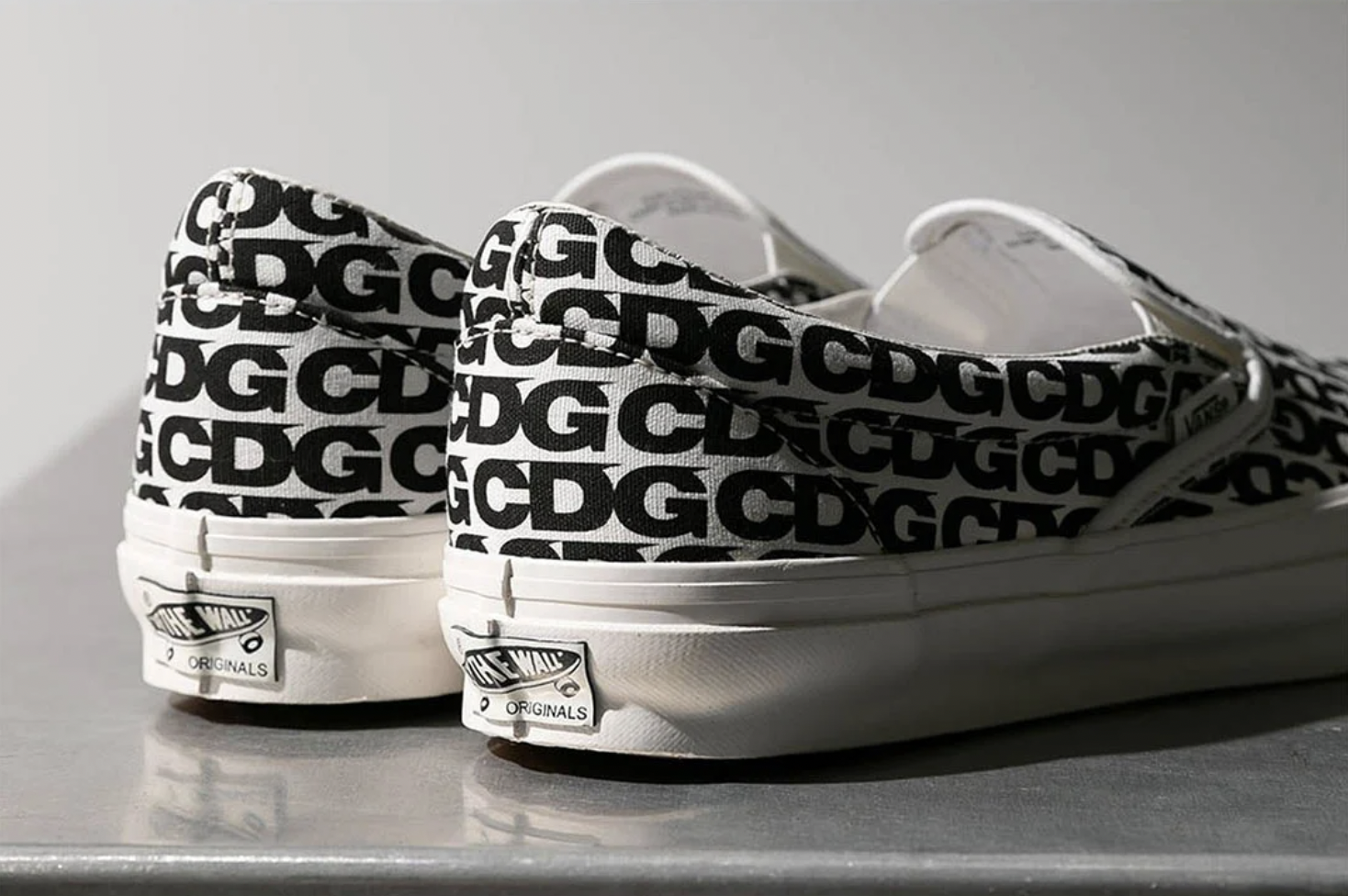 依舊經典的滿版設計！CDG x VANS 全新續作「懶人鞋」Slip On 正式登場