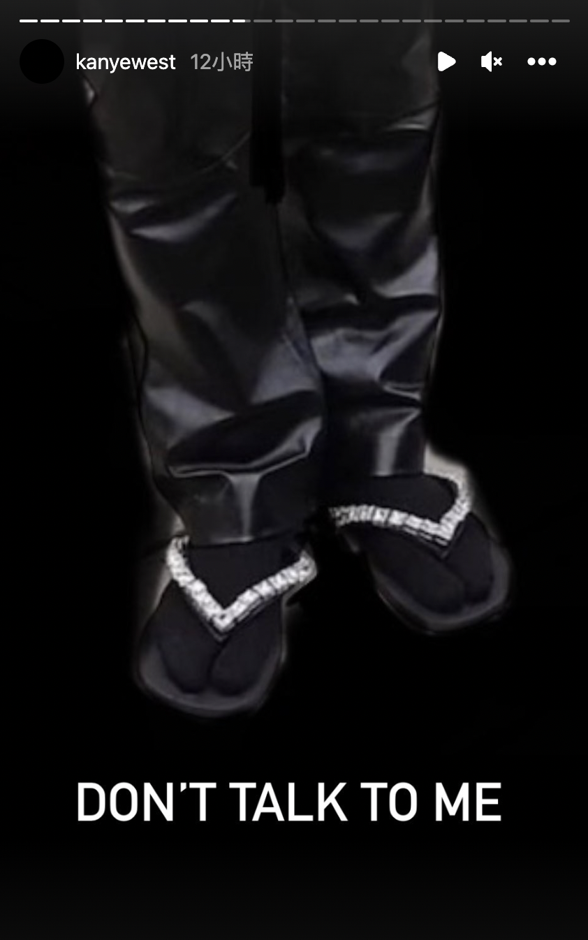 看來是我膚淺了！Kanye West 腳踩「鑲鑽夾腳拖」出席 Burberry 倫敦時裝秀，這波穿搭你有看懂？