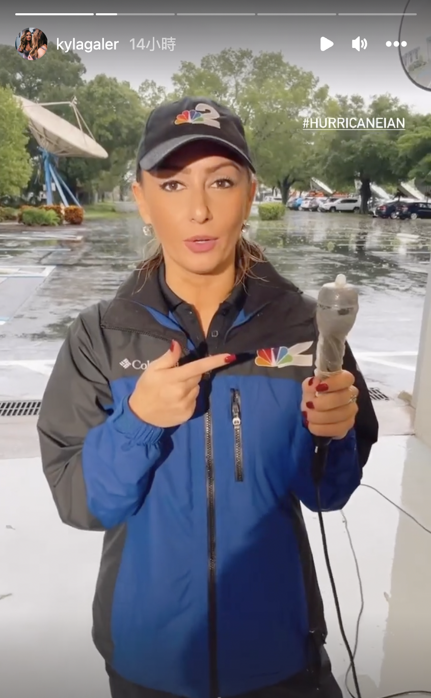 女記者報導颶風巧拿「這物」幫麥克風防雨，羞喊：「就是你想的那個！」