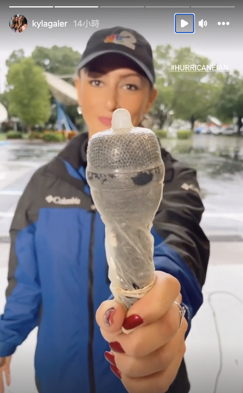 女記者報導颶風巧拿「這物」幫麥克風防雨，羞喊：「就是你想的那個！」