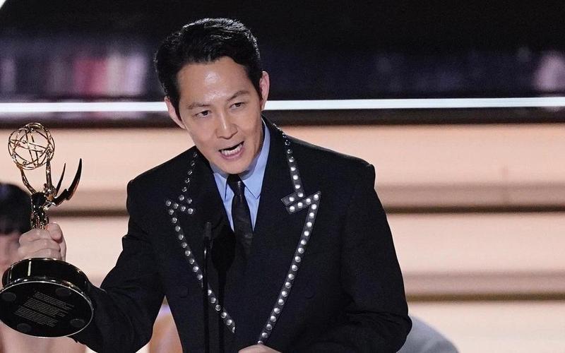 《魷魚遊戲》李政宰確診「新冠肺炎」外媒曝他拿艾美獎氣色超差！