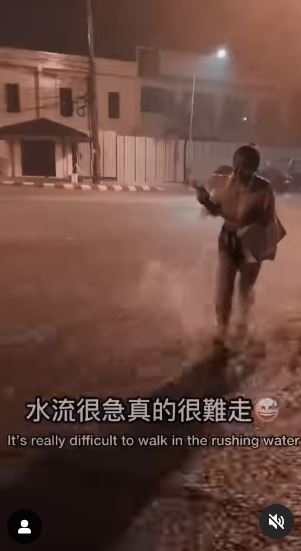 泥泥學姐在暴雨中前進，胸前的雪乳也呼之欲出。（圖： IG）