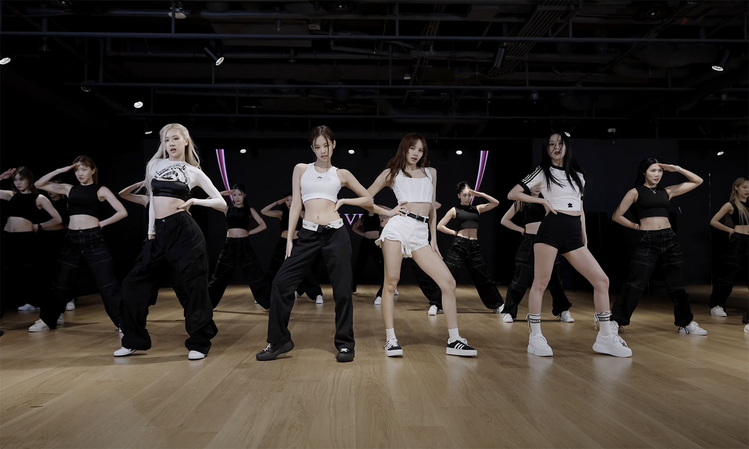 妹子衣櫃｜工裝只能很 MAN ？來看 JENNIE 如何用「 3 招」性感駕馭 Dickies 874 經典神褲！